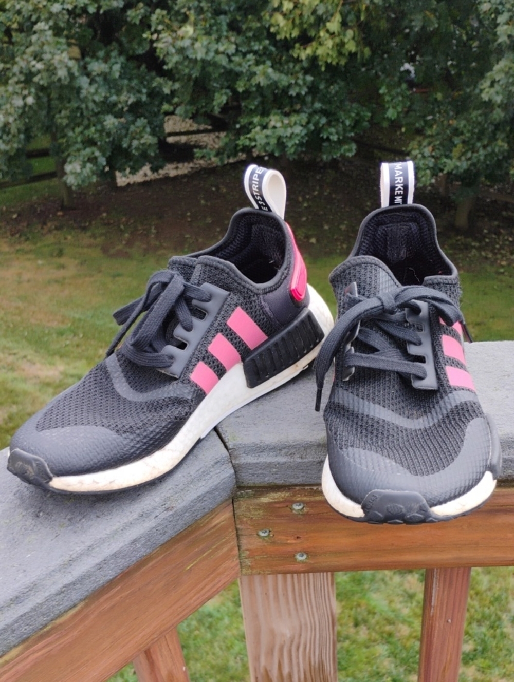 adidas NMD R1 Signal Pink Stripe Black Running Shoes FV9153 Men's Size 8.5